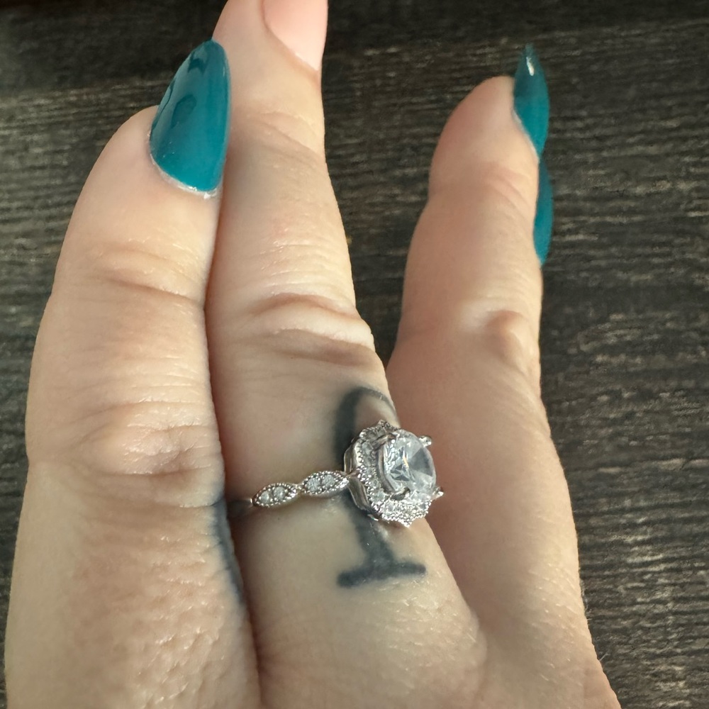 Engagement ring - Picture 4 of 5